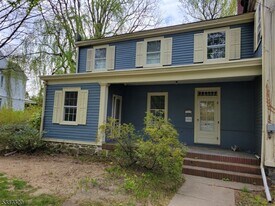 504 3rd St in Belvidere, NJ - Building Photo