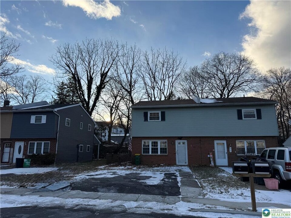 320 Lockridge Ln in Alburtis, PA - Building Photo