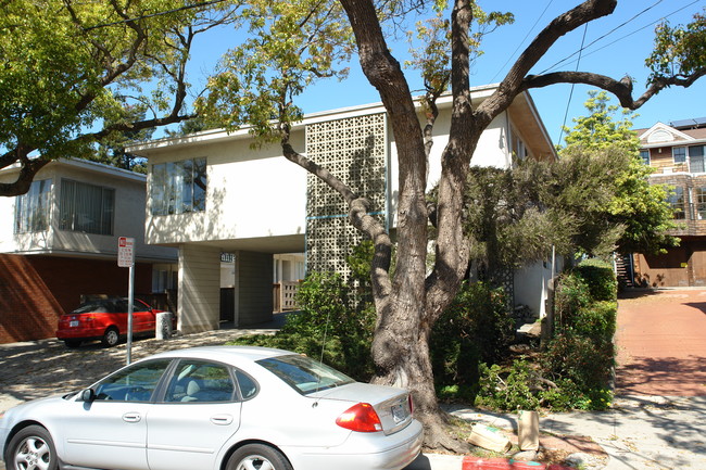 1519 Hearst Ave in Berkeley, CA - Foto de edificio - Building Photo