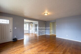 5160 NE Columbia Blvd in Portland, OR - Foto de edificio - Building Photo
