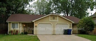3904 W 10th Pl in Lawrence, KS - Building Photo