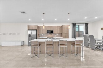 10250 NW 76th Terrace in Doral, FL - Building Photo - Building Photo