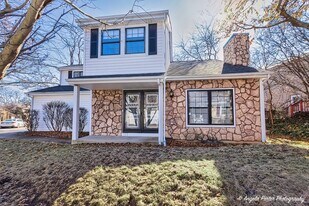 638 Dordan Ct, Unit 611 in Gurnee, IL - Building Photo