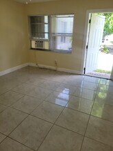 5471 Ravenswood Rd in Fort Lauderdale, FL - Building Photo - Building Photo