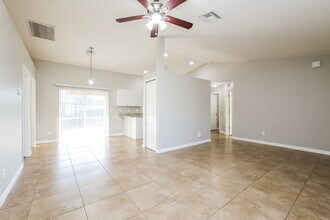 1718 SW 12th Terrace in Cape Coral, FL - Foto de edificio - Building Photo