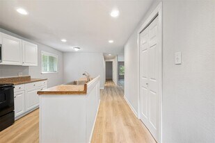 143 Old Piney Trail in Paige, TX - Building Photo