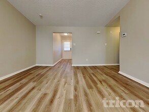 5620 Oregon Trail Ct in Haltom City, TX - Building Photo - Building Photo