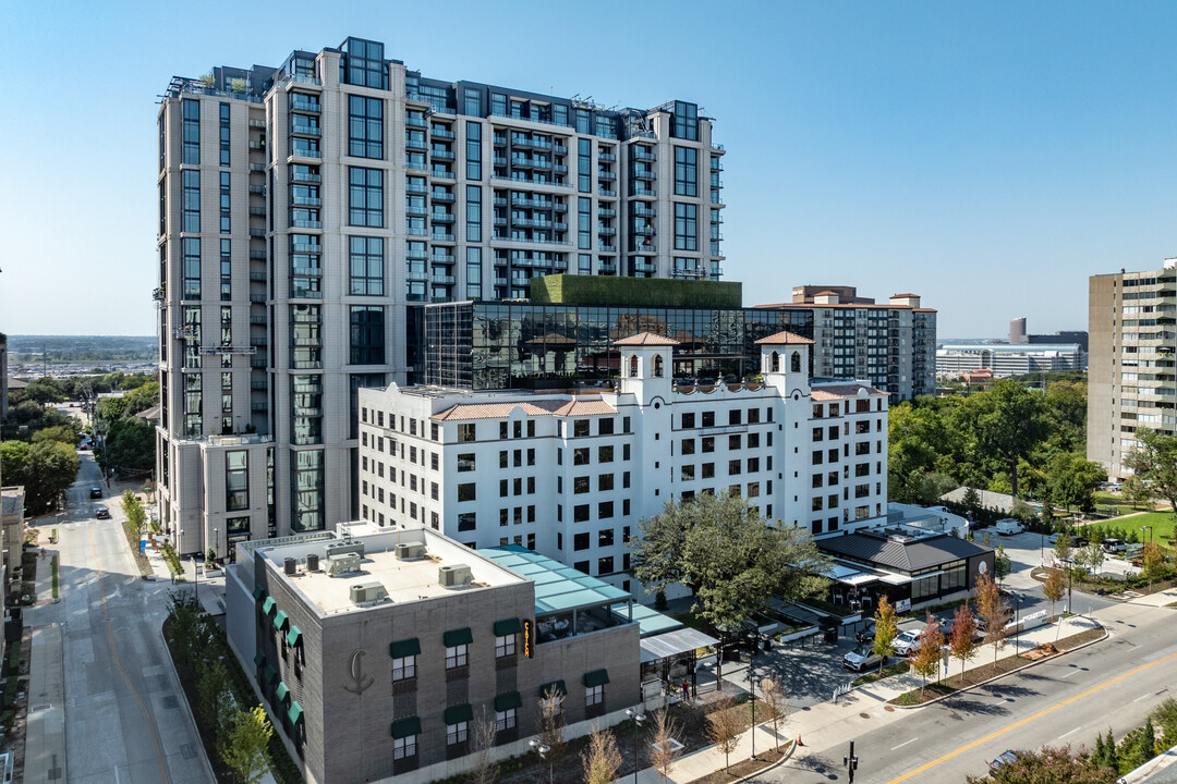 Maple Terrace Residences in Dallas, TX - Building Photo