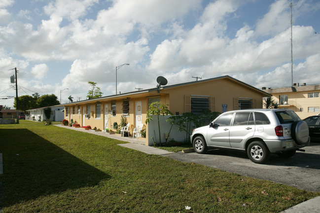 10 E 38th St in Hialeah, FL - Foto de edificio - Building Photo