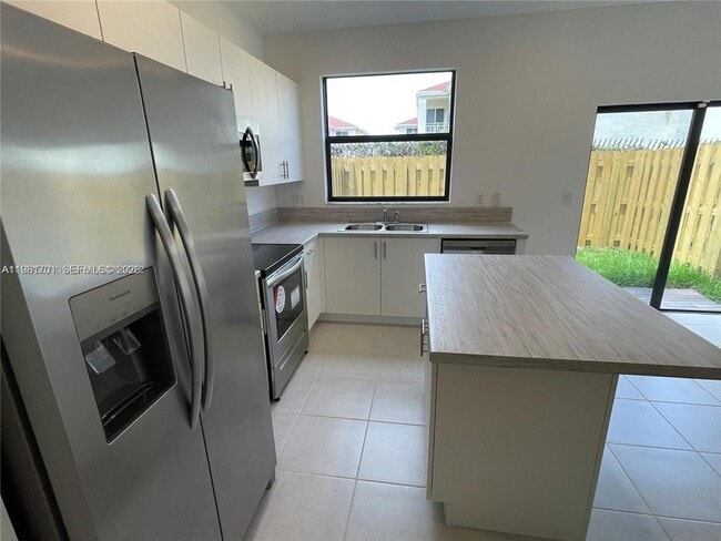 969 NE 211th St in North Miami Beach, FL - Foto de edificio - Building Photo