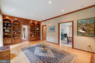 1203 S Huntress Ct in McLean, VA - Building Photo - Building Photo