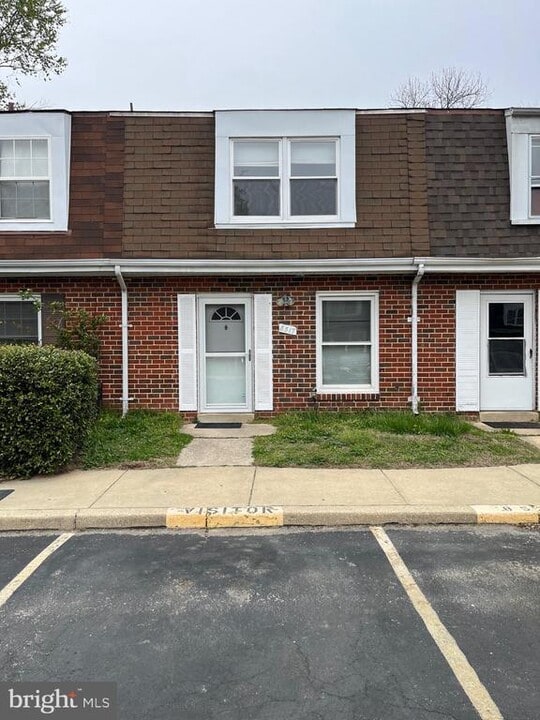 8517 Pioneer Dr in Severn, MD - Building Photo