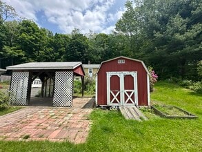 35 High St in Canton, CT - Building Photo - Building Photo