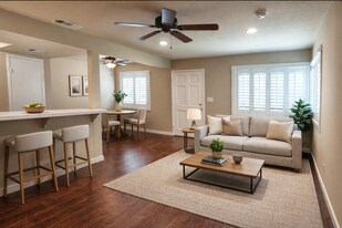 16673 Viewpoint Ln in Huntington Beach, CA - Building Photo