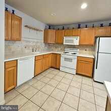 13120 Misty Glen Ln in Fairfax, VA - Building Photo - Building Photo