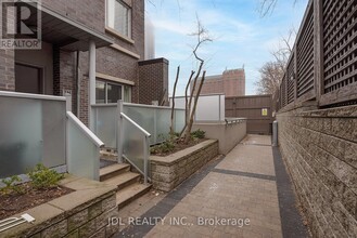 315-315 Village Green Square in Toronto, ON - Building Photo - Building Photo