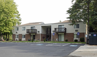 Village Green Apartments in Gloucester, VA - Foto de edificio - Building Photo