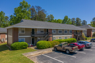 Woodbend Apartments in Opelika, AL - Foto de edificio - Building Photo