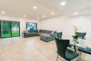 19230 Bob-O-Link Dr in Hialeah, FL - Building Photo