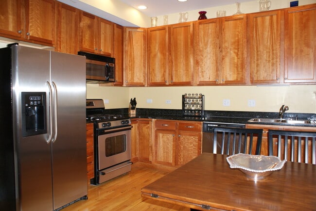 820 W Sunnyside Ave, Unit 2B in Chicago, IL - Building Photo - Building Photo
