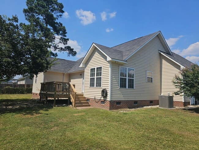 426 Wood Valley Ln in Raeford, NC - Building Photo - Building Photo