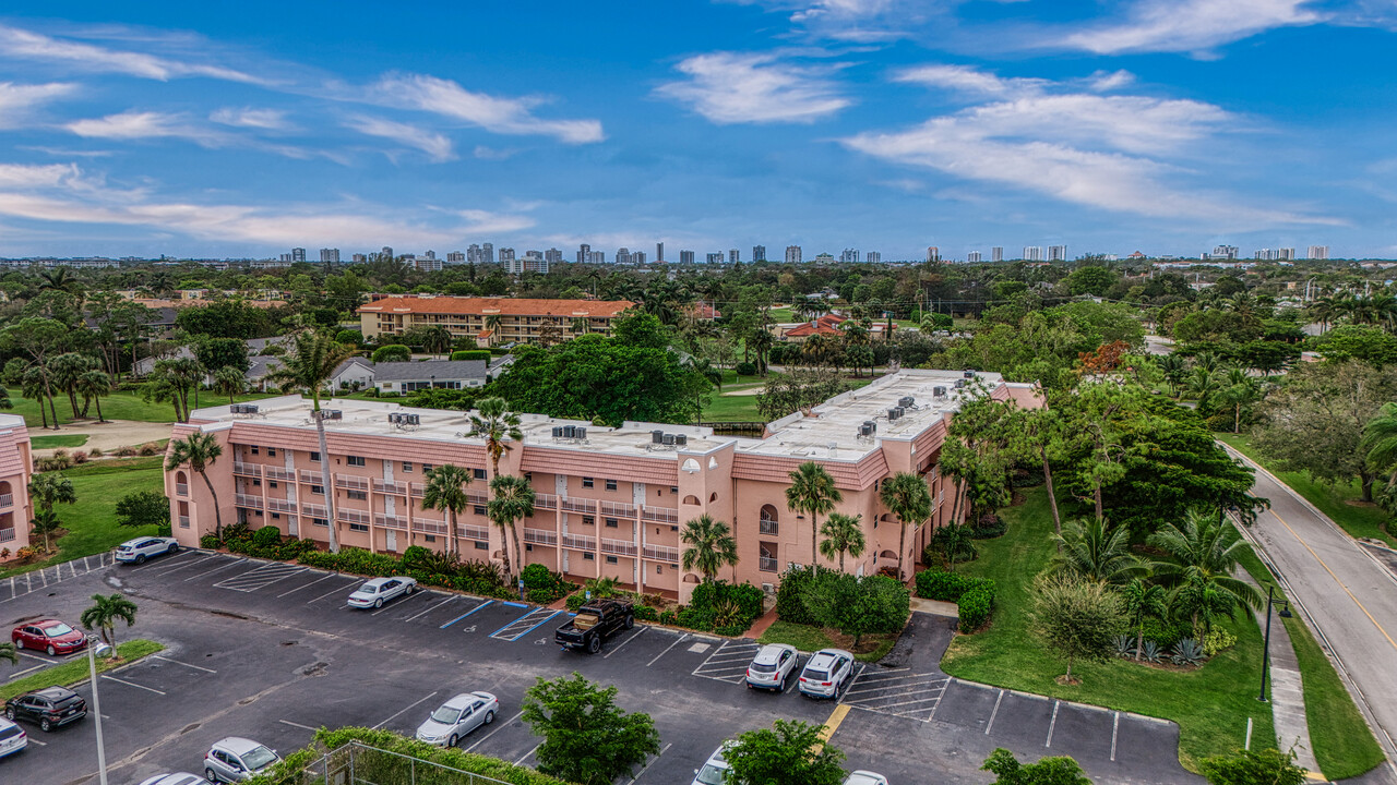 100 Forest Lakes Blvd in Naples, FL - Building Photo