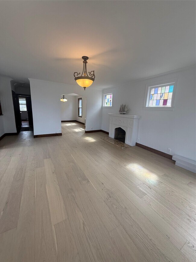 127 Piccadilly in Lynbrook, NY - Building Photo - Building Photo