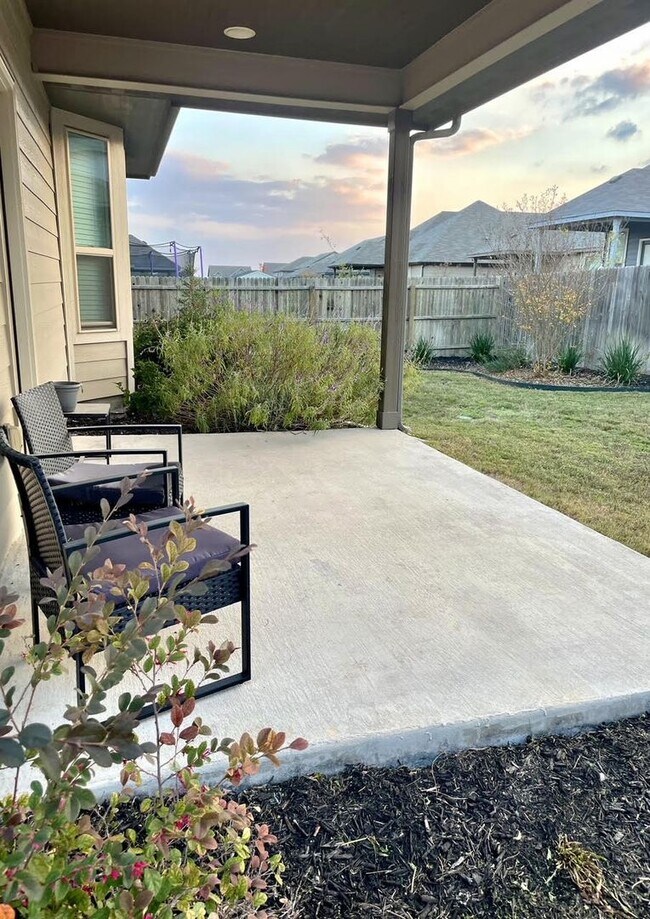 5005 Drovers Path in Saint Hedwig, TX - Building Photo - Building Photo