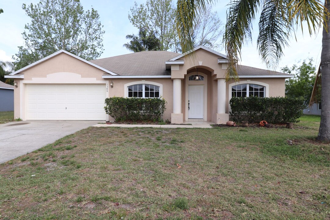 1386 Fallwood Dr in Deltona, FL - Foto de edificio