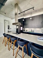 10 SW South River Dr, Unit 603 in Miami, FL - Foto de edificio - Building Photo