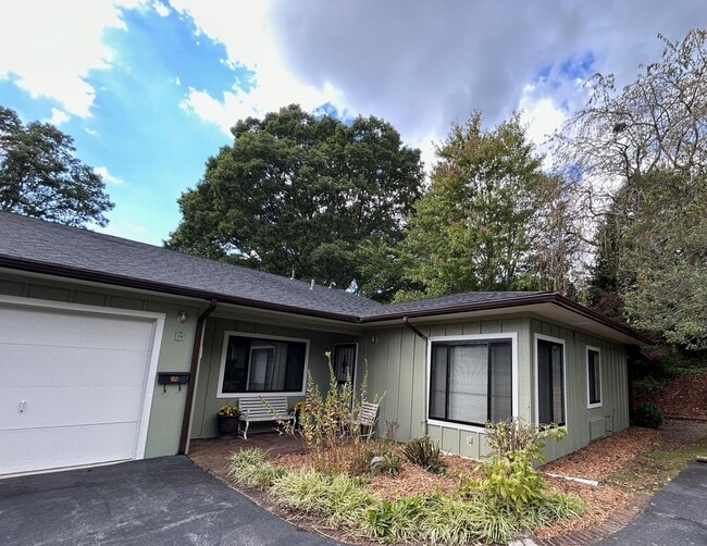 104 Orchard St in Black Mountain, NC - Building Photo - Building Photo