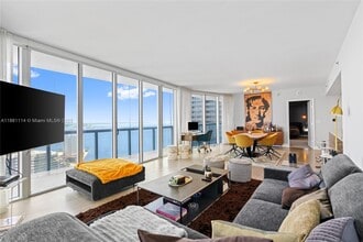 465 Brickell Ave, Unit 3201 in Miami, FL - Foto de edificio - Building Photo