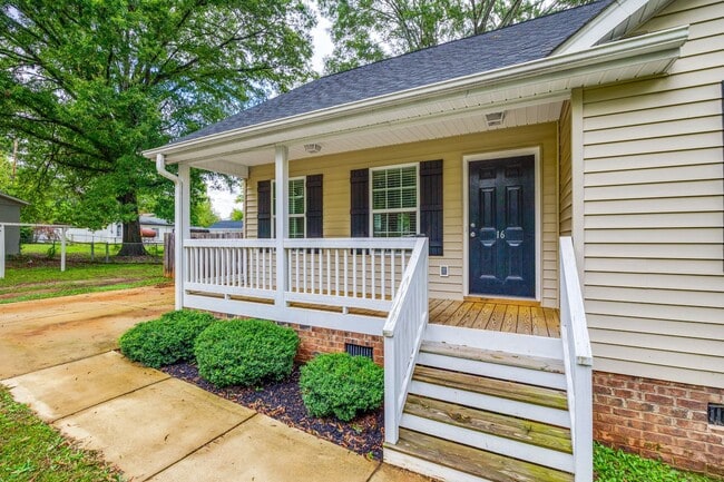 16 Willglow St in York, SC - Foto de edificio - Building Photo