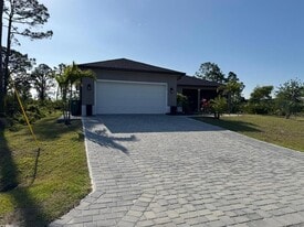 8258 Dimstead St in Port Charlotte, FL - Building Photo
