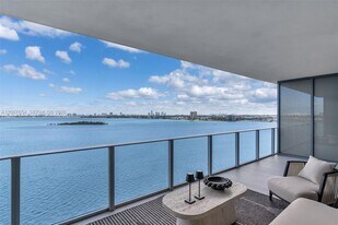 700 NE 24th St in Miami, FL - Building Photo