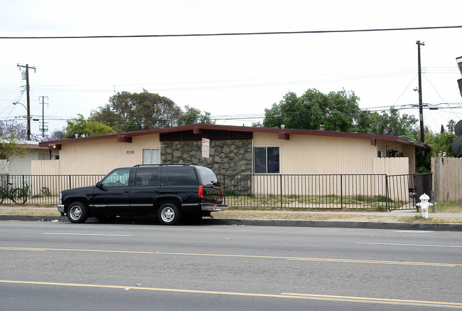 2526 Mcfadden Ave in Santa Ana, CA - Building Photo - Building Photo