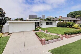 1251 Surfline Way in Newport Beach, CA - Building Photo