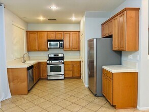 200 Penhow Cir in Sacramento, CA - Foto de edificio - Building Photo