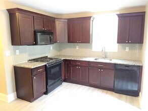 215 Stockton St, Unit 1 in Hightstown, NJ - Building Photo - Building Photo