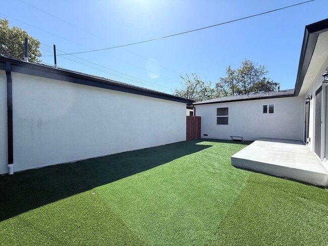 12542 Emelita St in Los Angeles, CA - Building Photo - Building Photo