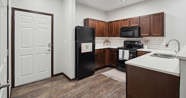 Walnut Lake Apartments in Urbandale, IA - Foto de edificio - Building Photo