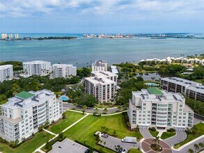 150 Belleview Blvd in Belleair, FL - Foto de edificio - Building Photo
