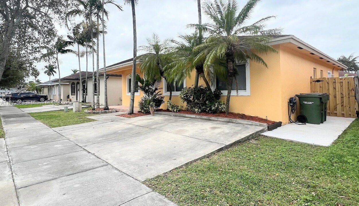 208 SW 15th Pl in Homestead, FL - Building Photo