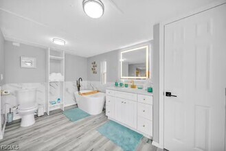 70 Emily Ln in Fort Myers Beach, FL - Foto de edificio - Building Photo