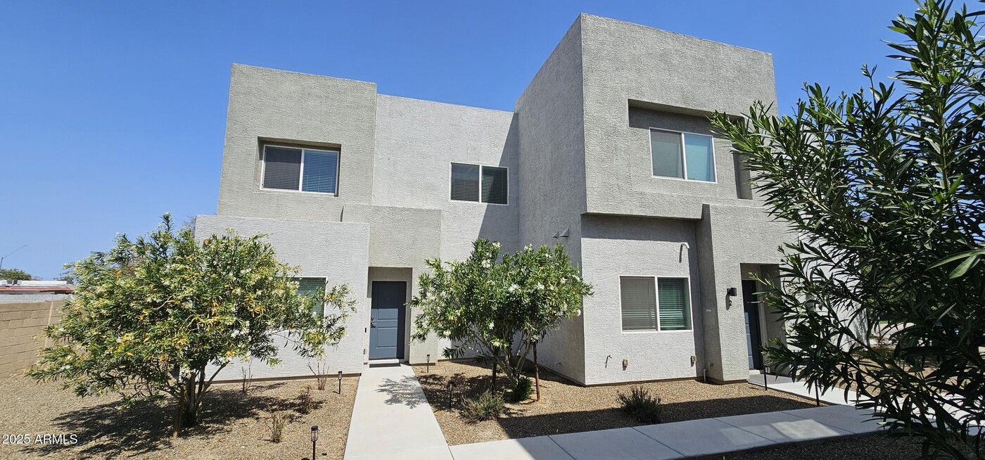 2820 E Tracy Ln in Phoenix, AZ - Building Photo