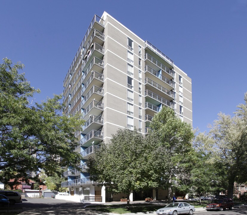 Montview Manor - 62+ Senior Living Community in Denver, CO - Foto de edificio
