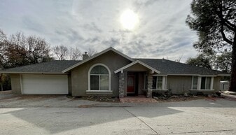 Five 5 Oaks Way in Oakhurst, CA - Building Photo