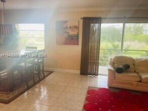 3048 Sunrise Lakes Dr E in Sunrise, FL - Foto de edificio - Building Photo