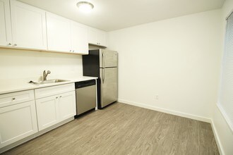 Bayview East Apartments in Bremerton, WA - Building Photo - Building Photo