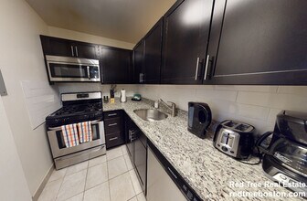 175 Freeman St, Unit 816 in Brookline, MA - Foto de edificio - Building Photo